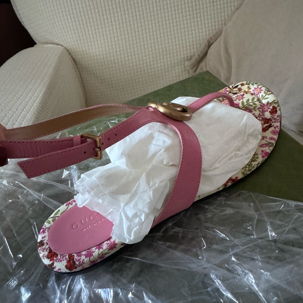 Gucci Pink Floral Leather T-Strap Sandal with Gold GG Accent - Picture 2 of 7